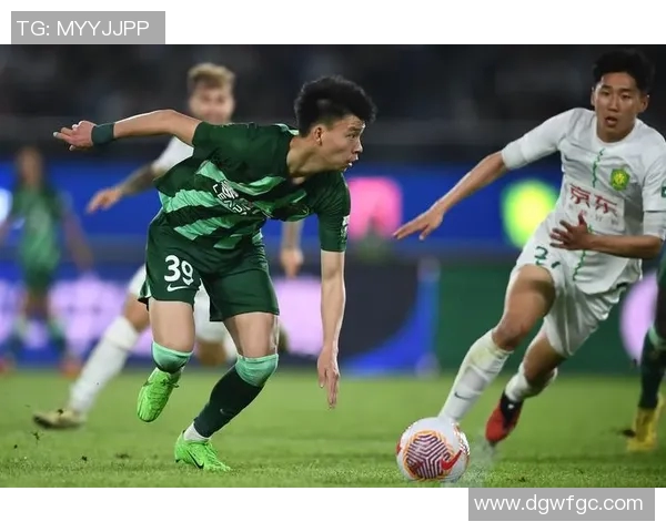 小眼睛足球明星的成长之路与辉煌成就揭秘