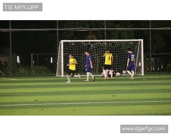 日本足球明星在街头展现风采与球迷互动的精彩瞬间 日本足球明星在街头展现风采与球迷互动的精彩瞬间