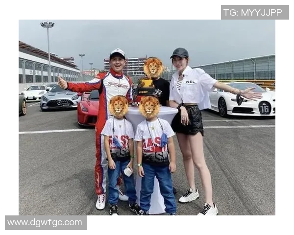 足球巨星与儿子温馨合影展现父子情深瞬间引发网友热议