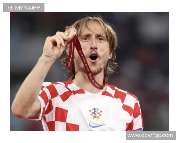 足球明星坚守承诺展现职业精神与团队责任感的典范 足球明星坚守承诺展现职业精神与团队责任感的典范