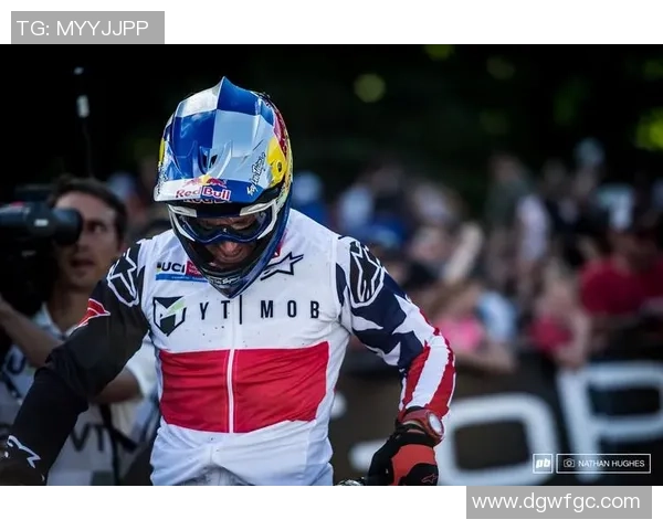 足球明星荣耀时刻举起世界杯展现无尽激情与梦想的巅峰时刻